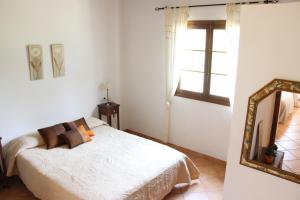 Łóżko lub łóżka w pokoju w obiekcie Casa con jardín y piscina - MORELL ONZE