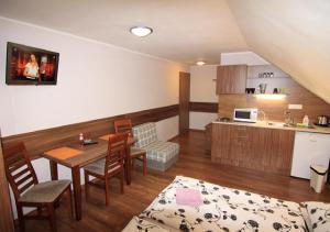 Kuchyňa alebo kuchynka v ubytovaní Apartmánový dom Stela