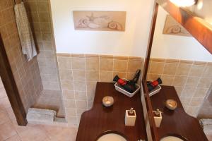 Łazienka w obiekcie Casa con jardín y piscina - MORELL ONZE