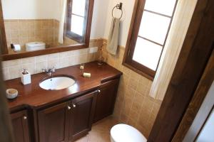 Łazienka w obiekcie Casa con jardín y piscina - MORELL ONZE