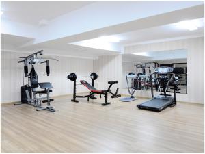 The fitness centre and/or fitness facilities at Golden Valley Hotel