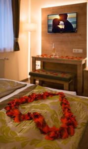 Postel nebo postele na pokoji v ubytování Hotel Honti Wellness és Konferencia Szálloda
