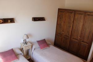 Łóżko lub łóżka w pokoju w obiekcie Casa con jardín y piscina - MORELL ONZE