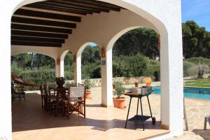 Basen w obiekcie Casa con jardín y piscina - MORELL ONZE lub w pobliżu
