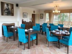 Au Charme du Lac Espace bien être et Piscine chauffé proche parc et restaurant du casino的休息区