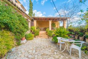 a patio with a table and chairs in front of a house at Ca Na Carme (Alaronera) in Alaró