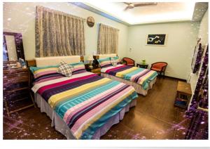 湖西鄉的住宿－翹家民宿，一间卧室配有两张床和一张桌子