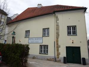a white building with a sign that reads pocket workshop at Hotel Widhof - Check-in im Hotel Nibelungenhof in Tulln
