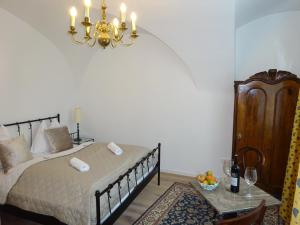 Llit o llits en una habitació de Hotel Widhof - Check-in im Hotel Nibelungenhof