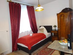 Llit o llits en una habitació de Hotel Widhof - Check-in im Hotel Nibelungenhof