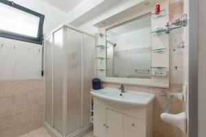 un baño con lavabo y ducha en Calabernardo Home Malacala, en Calabernardo