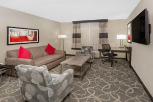 TV a/nebo společenská místnost v ubytování Clarion Inn Des Moines Airport