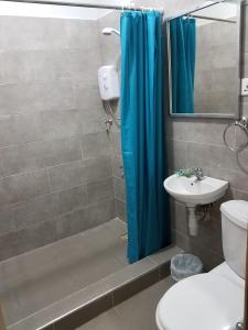 Koupelna v ubytování Sharp Guesthouse + 17 fotografií