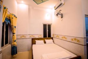 a small room with two beds in it at Motel Thuyền & Biển in Ly Son
