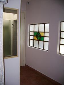 レッジョ・ディ・カラブリアにあるAl Terrazzoのバスルーム(窓2つ、ウォークインシャワー付)