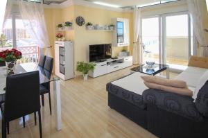 salon z łóżkiem i jadalnią w obiekcie Seychelles Two Bedroom Apartment RP043 w mieście La Manga del Mar Menor