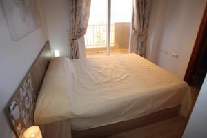 Łóżko lub łóżka w pokoju w obiekcie Seychelles Two Bedroom Apartment RP043