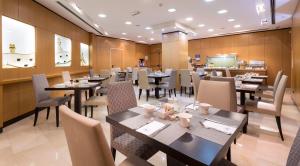 Reštaurácia alebo iné gastronomické zariadenie v ubytovaní Eurostars Monumental