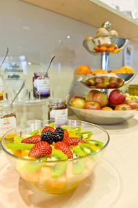 un bol de fruta en una mesa con otros tazones de frutas en Hotel Neuwirtshaus - Superior, en Stuttgart