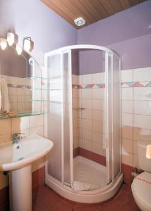 La salle de bains est pourvue d'une douche et d'un lavabo. dans l'établissement Belvedere Studios, à Cythère