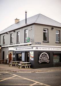 Fotografie z fotogalerie ubytování Maddens Bridge Bar & Guesthouse v destinaci Bundoran