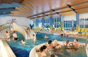 un grupo de personas en una piscina en Hotel Hubertus, en Mallnitz