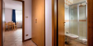un bagno con un lavandino e un water in una stanza di Residence Kristall a Mezzana