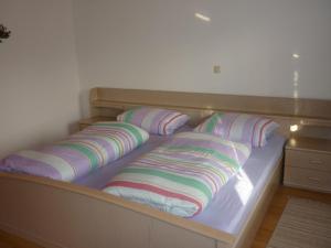uma cama com quatro almofadas num quarto em Familie Meimer em Höfing