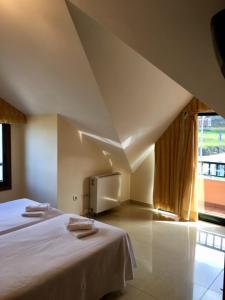 1 dormitorio con cama blanca y ventana en Apartamento Con Vistas Al Mar, en Villadesuso