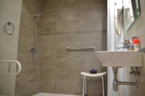 A bathroom at Hotel Doña Lina Még 29 kép