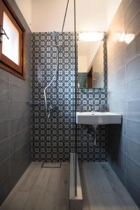 een badkamer met een wastafel en een douche bij Amphitrite in Myrties