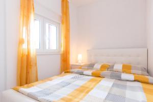 1 dormitorio con 2 camas y ventana en Apartments Bernarda en Skrbčići