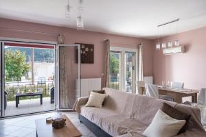 a living room with a couch and a table at Cosy 3bedroom Apartment in Sami