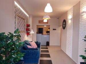 a living room with a blue couch and a wall at lemon in Mielec