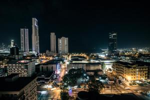 una ciudad iluminada por la noche con edificios altos en Hotel Faranda Express Soloy and Casino, a member of Radisson Individuals, en Panamá