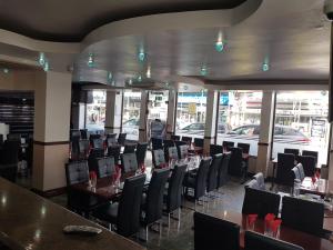 une salle à manger avec des tables et des chaises dans un restaurant dans l'établissement Brick Lane Hotel, à Londres