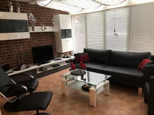 - un salon avec un canapé et une table basse dans l'établissement Apartment Emsköpken, à Norderney