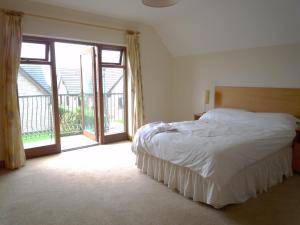 Uma cama ou camas num quarto em Galway Bay Lodge