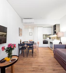 salon i kuchnia ze stołem i krzesłami w obiekcie Lisbon Serviced Apartments - Avenida w Lizbonie