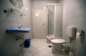 Un baño con inodoro, lavabo y ducha. en Keszi Panzió, en Budakeszi 41 fotos más