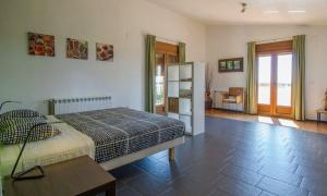 een slaapkamer met een bed en een tafel. bij B&B Casa Rural Mas del Rey in Cálig