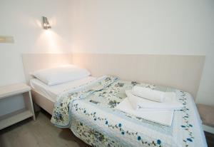 Postel nebo postele na pokoji v ubytování Pansion Obala + 9 fotografií