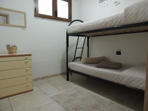 トルトリにあるCasa Vacanze Mareのベッドルーム1室(二段ベッド2台、ドレッサー付)