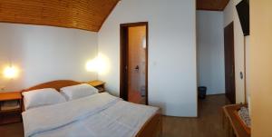ein Schlafzimmer mit einem Bett mit zwei Kissen darauf in der Unterkunft House Anamarija in Selište Drežničko