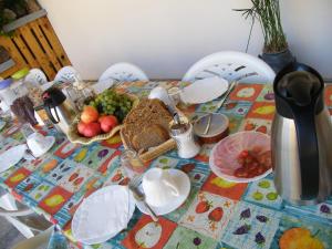 una mesa con un mantel con comida. en Can Selleretas, en Vilamacolum