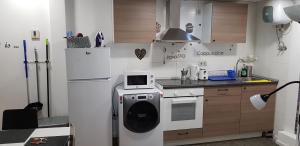 A kitchen or kitchenette at M&F Apartments Sol