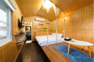 Giường trong phòng chung tại 墾丁南灣海遇親子 Meet you Nanwan