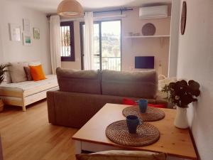 salon z kanapą i stołem w obiekcie Estudio Pueblo Evita 133 w mieście Benalmádena