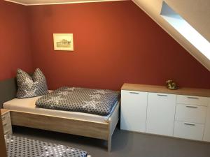 Un pequeño dormitorio con una cama y una escalera en Ferienwohnung Am Burgberg en Rübeland