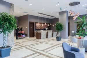 una hall con piante in vaso e una reception di Ramada by Wyndham Istanbul Alibeykoy a Istanbul